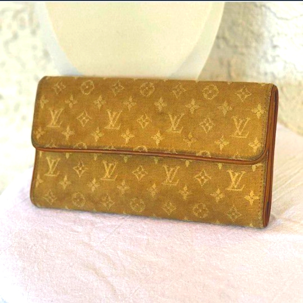 Louis Vuitton Monogram Clutch in Gold